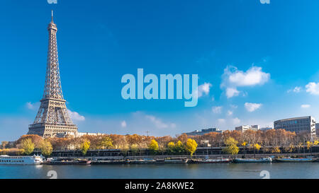 Parigi, Torre Eiffel in autunno, panorama dal ponte Bir Hakeim Foto Stock