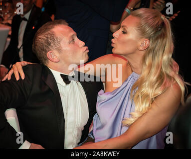 Francoforte, Germania. 09Nov, 2019. L'ex ginnasta Fabian Hambüchen ed ex ginnasta Magdalena Brzeska posa per i fotografi al tedesco Sports premere la sfera nel Alte Oper. Credito: dpa picture alliance/Alamy Live News Foto Stock