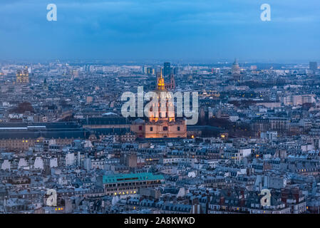 Parigi di notte, la cupola Invalides e tetti tipici, vista dalla Torre Eiffel Foto Stock