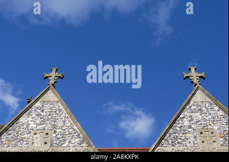 Due croci croce su una chiesa siede contro un cielo blu Foto Stock