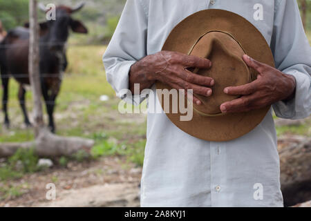Diamantina, Minas Gerais, Brasile - 27 Gennaio 2016: Senior allevatore brasiliano tenendo il cappello da cowboy contro il petto Foto Stock