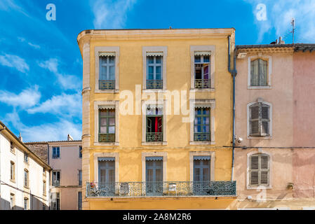 Nimes nel sud della Francia, case tipiche nel centro storico Foto Stock