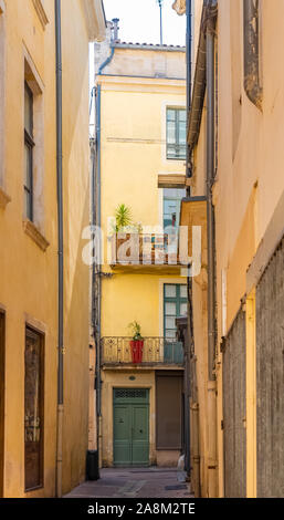 Nimes nel sud della Francia, tipica strada laterale lastricata del centro della città Foto Stock