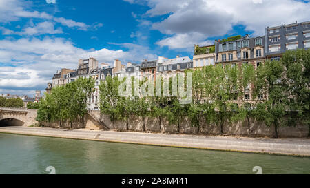 Parigi, vista sul Pont-Neuf, con uno splendido edificio sullo sfondo, le rive della Senna Foto Stock