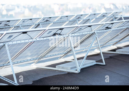 Retro di pannelli solari fotovoltaici su impianto di alimentazione Foto Stock