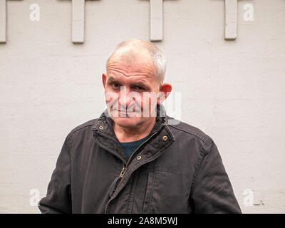 Grigio-dai capelli uomo di mezza età su uno sfondo bianco. Un uomo con una testa calva. Persone. Foto Stock
