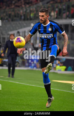 Milano, Italia. 09Nov, 2019. Cristiano Biraghi di FC Internazionale durante la Serie A match tra Inter e Milan e Hellas Verona allo Stadio San Siro di Milano, Italia il 9 novembre 2019. Foto di Mattia Ozbot. Credit: UK Sports Pics Ltd/Alamy Live News Foto Stock