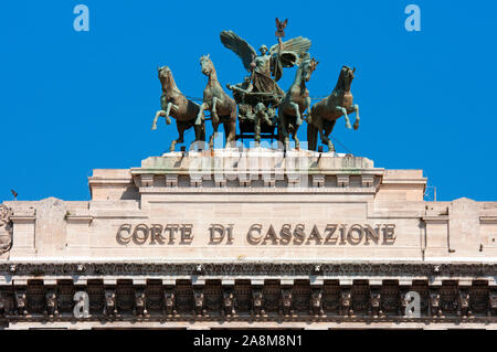 Quadriga sulla sommità del Palazzo di Giustizia, Courthouse, il Palazzo di Giustizia, Palazzaccio, Roma, lazio, Italy Foto Stock