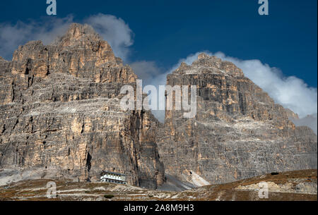 Paesaggio di montagna con la nebbia, nella tarda serata del pittoresco Dolomiti a Tre Cime area in Alto Adige in Italia. Foto Stock