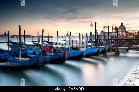 Venezia gondole attraccate al piazza San Marco o Piazza San Marco e San Giorgio Maggiore isola all'indietro. Foto Stock