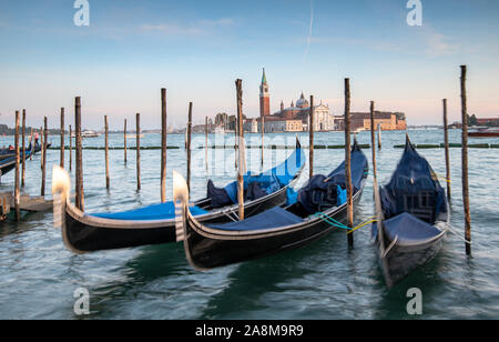 Venezia gondole attraccate al piazza San Marco o Piazza San Marco e San Giorgio Maggiore isola all'indietro. Foto Stock