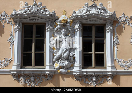 Vergine Maria, casa del falco, il miglior stile Rococò edificio in Wurzburg, Germania Foto Stock