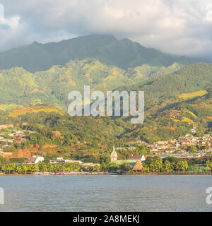 Papeete a Tahiti, bellissimo panorama dalla laguna, con la chiesa rosa Foto Stock