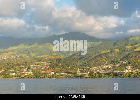 Papeete a Tahiti, bellissimo panorama dalla laguna, con la chiesa rosa Foto Stock