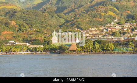 Papeete a Tahiti, bellissimo panorama dalla laguna, con la chiesa rosa Foto Stock