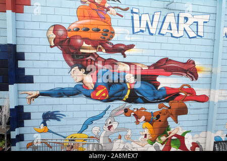 Superman, graffiti carta murale di fumetti, il mercato delle pulci, St. Ouen Clignancourt a Parigi, Francia Foto Stock