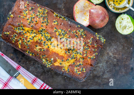 Lime e frutto della passione drizzle cake - vista aerea Foto Stock