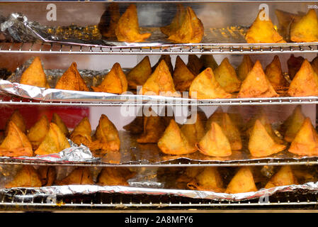 Indian Street Food Samosa in forno a Wyndham Diwali Festival indiano, Melbourne, Victoria, Australia Foto Stock