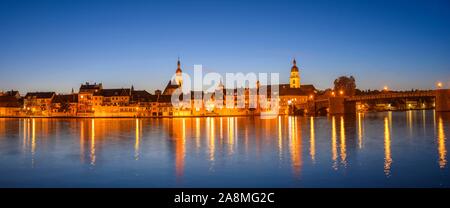 Panorama con vista città, Kitzingen am Main durante l ora di blu, bassa Franconia, Baviera, Germania Foto Stock
