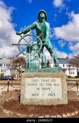 Statua di bronzo di un uomo al volante, Gloucester Fisherman's Memorial, Memorial per naufraghi con iscrizione dal salmo biblico, Gloucester, Cape Foto Stock