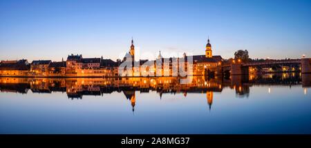 Panorama con vista città, Kitzingen am Main durante l ora di blu, bassa Franconia, Baviera, Germania Foto Stock