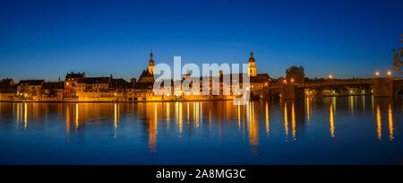 Panorama con vista città, Kitzingen am Main durante l ora di blu, bassa Franconia, Baviera, Germania Foto Stock