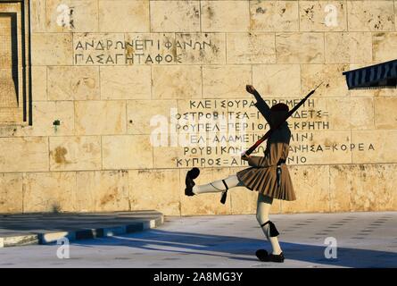 Atene, Grecia, 02 Ottobre 2019 - Modifica delle guardie presidenziali cerimonia davanti alla tomba del milite ignoto al parlamento greco. Foto Stock