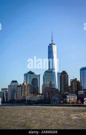 Vista dal Pier 1 al di sopra della East River per lo skyline di Manhattan con libertà torre o una World Trade Center, Dumbo, Downtown Brooklyn, Brooklyn Foto Stock