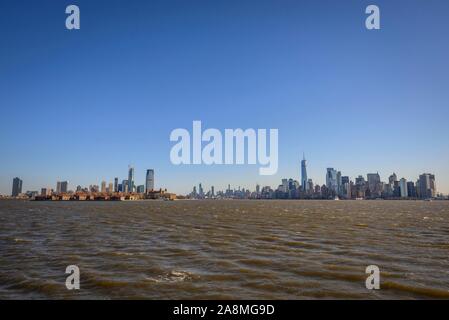 Vista dal fiume Hudson per lo skyline di Manhattan e la città di Jersey, New York, nello Stato di New York, Stati Uniti d'America Foto Stock