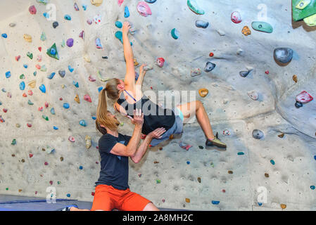Allenamento presso il Boulderwall Foto Stock
