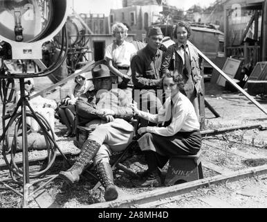 Direttore Edward Sedgwick SALLY EILERS e Cliff Edwards su set candida durante le riprese di DOUGHBOYS aka avanti Marzo 1930 direttore Edward Sedgwick un Buster Keaton Produzione Metro Goldwyn Mayer Foto Stock