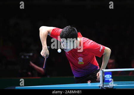 Tokyo, Giappone. Decimo Nov, 2019. Liang Jingkun della Cina serve a Jeoung Youngsik della Corea del Sud durante l'uomo partita finale tra la Cina e la Corea del Sud al 2019 ITTF World Team Cup a Tokyo in Giappone, nov. 10, 2019. Credito: Hua Yi/Xinhua/Alamy Live News Foto Stock