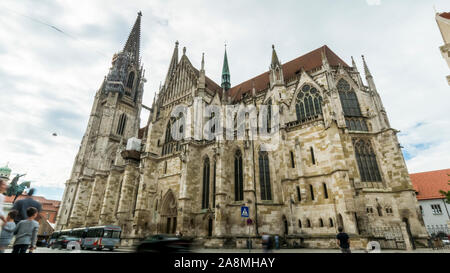 Regensburg 2019. Ingresso laterale del duomo di San Pietro, alcune parti sono visibili in cui restauri stanno avendo luogo. Agosto 2019 in Regensburg. Foto Stock