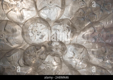 Le bottiglie di plastica vuote sullo sfondo di riciclo Foto Stock