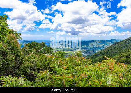 China Sanya Hainan Airal Vista del paesaggio con cielo blu e. nuvole Foto Stock