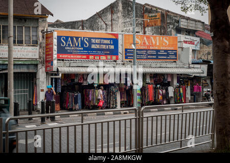 Georgetown Penang - 25 Aprile 2019 : negozi di tessili circondato da edifici coloniali. Foto Stock