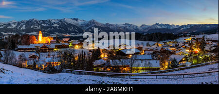 Al crepuscolo in Algovia invernale vicino a Ofterschwang Foto Stock