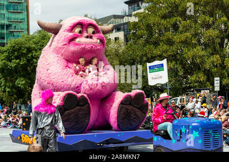 Adelaide, Australia - 9 Novembre 2019: farmacie nazionale corteo di Natale 2019 evento tradizionale nel CBD di Adelaide. Foto Stock