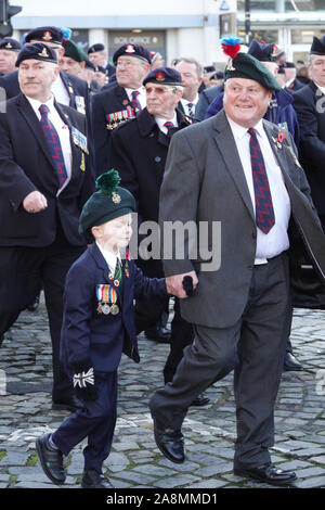 Liverpool Regno Unito. Il 10 novembre 2019. I veterani e i membri delle forze armate britanniche prendere parte all'annuale Giorno del Ricordo sfilano davanti a St George's Hall. Credito: Ken Biggs/Alamy Live News. Foto Stock