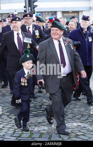 Liverpool Regno Unito. Il 10 novembre 2019. I veterani e i membri delle forze armate britanniche prendere parte all'annuale Giorno del Ricordo sfilano davanti a St George's Hall. Credito: Ken Biggs/Alamy Live News. Foto Stock