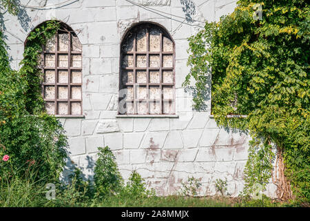 Un vecchio edificio unhabitated abondoned alla crudeltà del tempo. Foto Stock