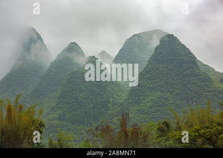 Conico, sulle colline vicino a Yangshuo sul Fiume Li vicino a Guilin Foto Stock