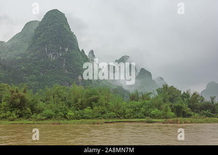 La lussureggiante vegetazione sulle colline vicino a Yangshuo sul Fiume Li vicino a Guilin Foto Stock