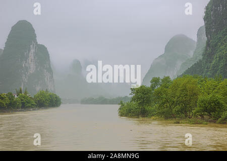 Il fiume Li coperto con una densa foschia nelle vicinanze di Yangshuo vicino a Guilin Foto Stock