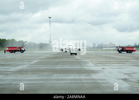 Kiev, Ucraina - 28 agosto 2014: Acqua salutare Fly Vista primo volo. Volo Kiev-Tbilisi. Acqua omaggio per volare Vista primo volo. Foto Stock