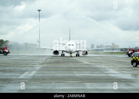Kiev, Ucraina - 28 agosto 2014: Acqua salutare Fly Vista primo volo. Volo Kiev-Tbilisi. Acqua omaggio per volare Vista primo volo. Foto Stock