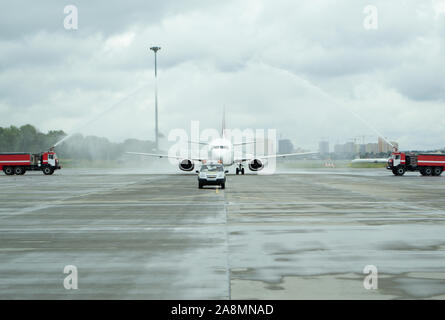 Kiev, Ucraina - 28 agosto 2014: Acqua salutare Fly Vista primo volo. Volo Kiev-Tbilisi. Acqua omaggio per volare Vista primo volo. Foto Stock