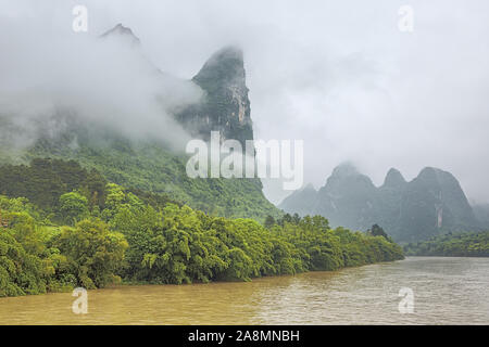 Dense nubi il riempimento della valle del fiume Li in prossimità di Yangshuo vicino a Guilin Foto Stock