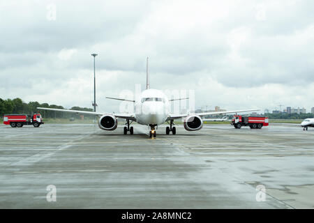 Kiev, Ucraina - 28 agosto 2014: Acqua salutare Fly Vista primo volo. Volo Kiev-Tbilisi. Foto Stock