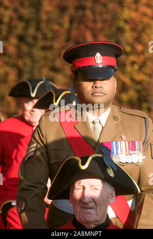 Londra, Regno Unito. Il 10 novembre 2019. Il sergente Johnson Beharry esercito britannico soldato che si è aggiudicato la Victoria Cross arriva con il Chelsea pensionersa e veterani di guerra alla sfilata delle Guardie a Cavallo nel luminoso sole autunnale di prendere parte alla parata del ricordo . amer ghazzal /Alamy live News Foto Stock